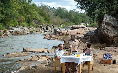 Breakfast overlooking the Shire River at Mkulumadzi ©TO