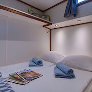 Double bed | Flora | Bike & Boat Tour