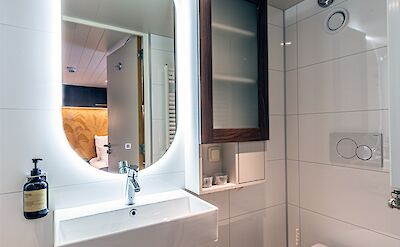 Private Bathroom | Merlijn | Bike & Boat Tour