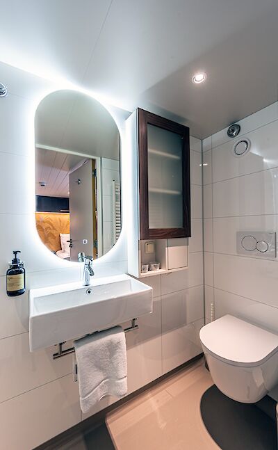 Private Bathroom | Merlijn | Bike & Boat Tour
