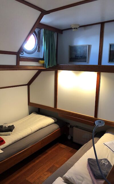 Twin bed cabin | Zwaan | Bike & Boat Tour