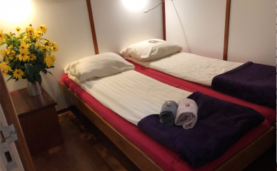 Twin bed cabin with the beds pushed together | Zwaan | Bike & Boat Tours