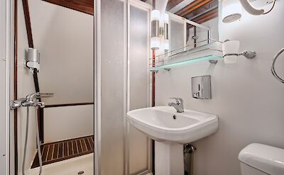 Cabin bath | Thalassa | Bike & Boat Tour