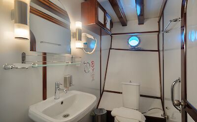 Cabin bath | Thalassa | Bike & Boat Tour