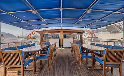 Outdoor seating | Thalassa | Bike & Boat Tour