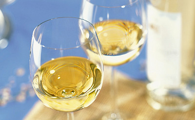 White wine to savor in Les Baux de Provence, France. Flickr:vinhosdeprovence