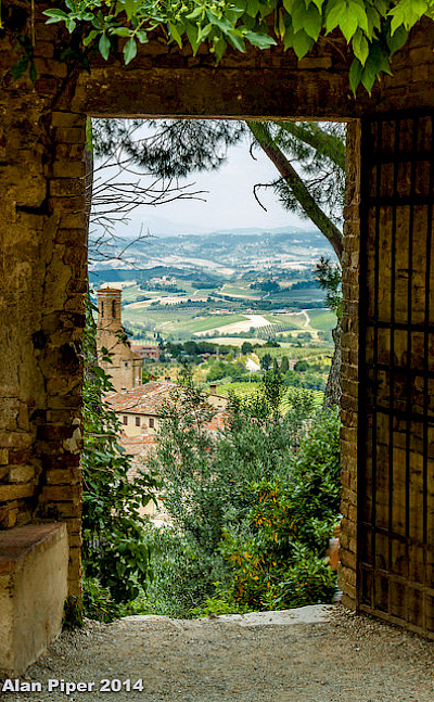 Biking through the vineyards of Tuscany, Italy. Photo via Flickr:PapaPiper