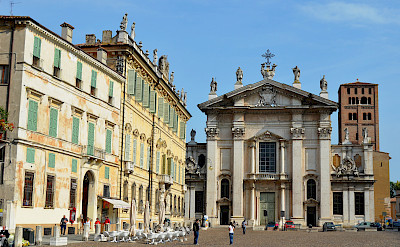 Old architecture in Mantova, Lombardy, Italy. Photo via Flickr:Pedro