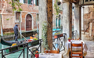 Outdoor dining in Venice, Italy. Unsplash@Igor Oliyarnik