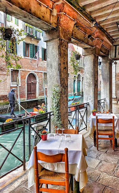 Outdoor dining in Venice, Italy. Unsplash@Igor Oliyarnik