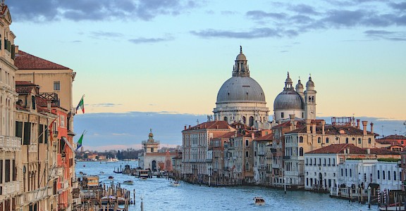 Venice at dusk, Italy. Unsplash@Henrique Ferreira