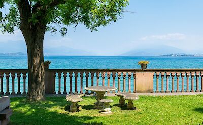 Stone tete-a-tete in Desenzano, Italy. Unsplash@FED