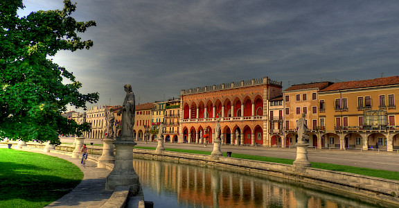 The famous <i>Prato della Valle</i> in Padova (Padua), Veneto, northern Italy. Flickr:Andrea Osti 45.398420, 11.876521