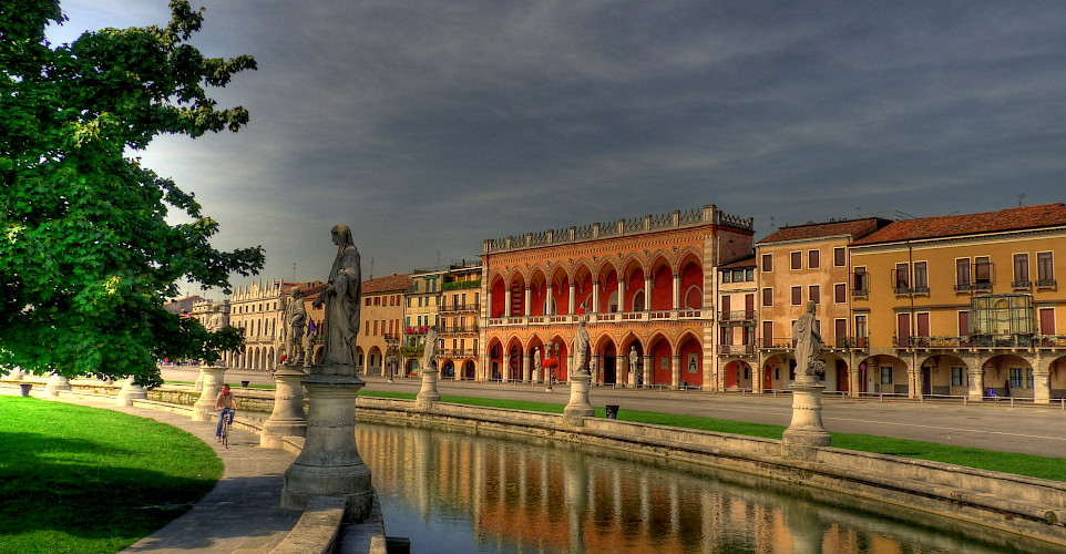 The famous <i>Prato della Valle</i> in Padova (Padua), Veneto, northern Italy. Flickr:Andrea Osti 