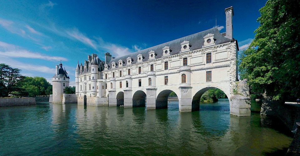 Château de Chenonceau on the Cher River, Loire Valley, France. Wikimedia Commons:Ra-smit 
