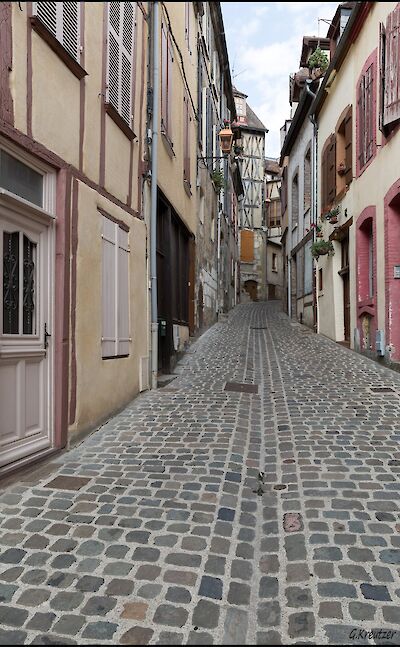 Quiet street in Joigny, France. Flickr:GKSens-Yonne