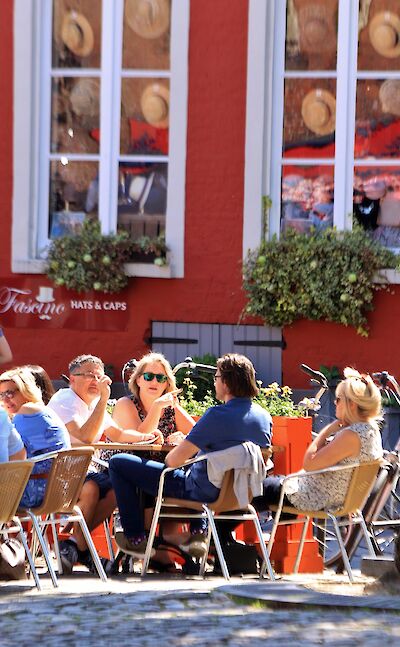 Cafe in Bruges, Belgium. Flickr:Pep Photo