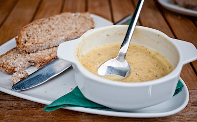 Soda bread and soup for lunch in Ireland. Flickr:daspunkt