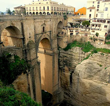 Houses built on the edge of cliffs in Ronda, Málaga, Spain. Photo via Flickr:papalars