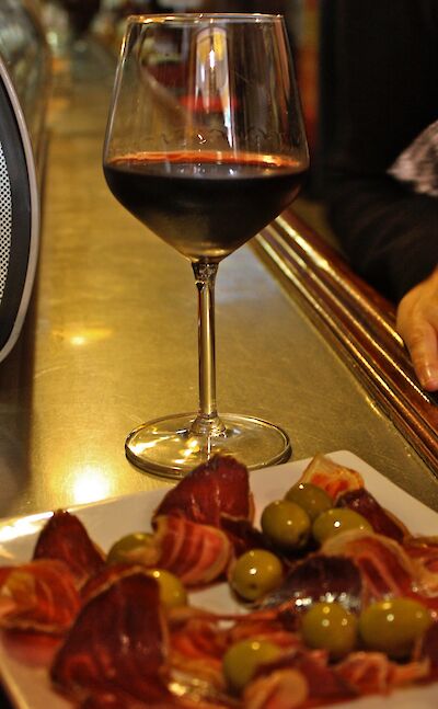 Tapas & wine in Spain! Flickr:Bruno Sanchez-Andrade Nuno