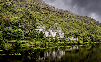 Kylemore Abbey in Connemara, County Galway, Ireland. Flickr:Vincent Moschetti 53.561683, -9.889311