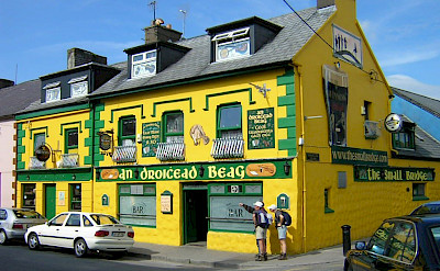 Yellow Irish Pub in Connemara, Ireland. Flickr:francois