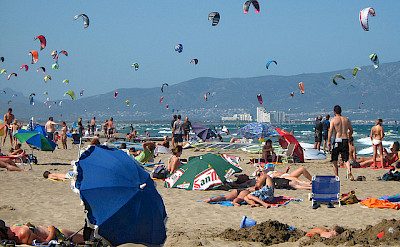 Kites flying in Sant Pere Pescador, Spain. Photo via Flickr:Hector Garcia