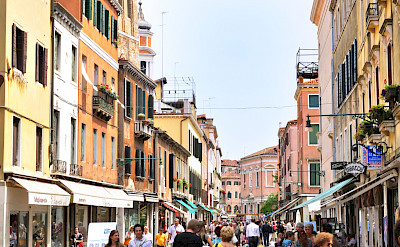 Shopping the streets of Venice, Veneto, Italy. Flickr:gnuckx