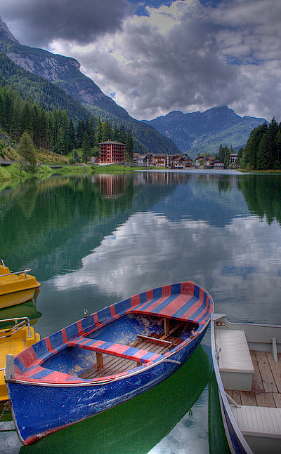 Lake Alleghe, Dolomiti Bellunesi National Park, Belluno, Veneto, Italy. Photo via Flickr:Roberto Ferrari