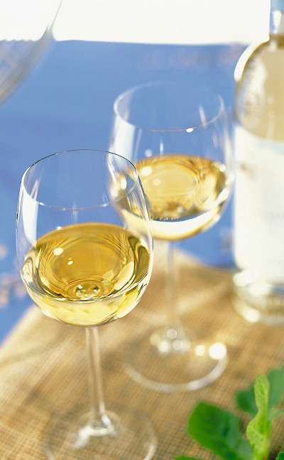 White wine in Les Baux de Provence, France. Flickr:vinhosdeprovence