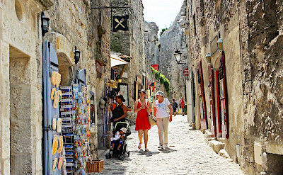 Alley in Les-Baux-de-Provence, France. Flickr:Andrea Schaffer