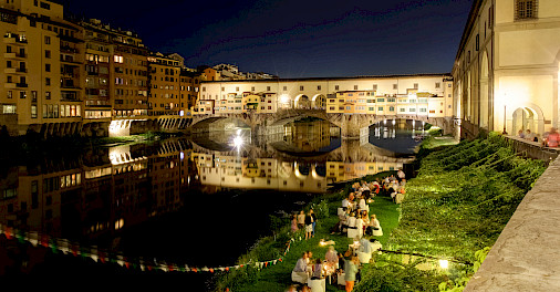 Ponte Vecchio aglow in Florence, Tuscany, Italy. Flickr:ビッグアップジャパン 43.768095430543134, 11.253164955316564