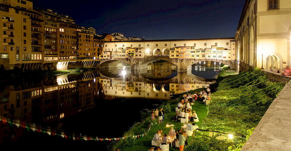 Ponte Vecchio aglow in Florence, Tuscany, Italy. Flickr:ビッグアップジャパン 
