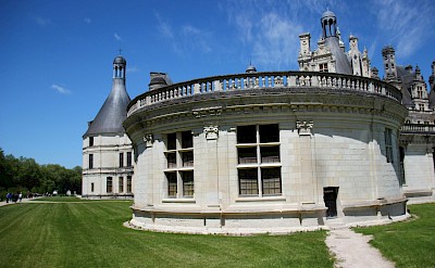 Curved building, Chambord, France. Unsplash@Shalev Cohen