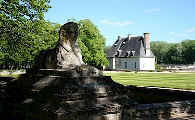 Sculpture at the entrance to the chateau, Chenonceaux, France. Unsplash@Shalev Cohen