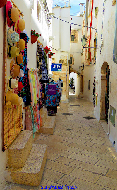 More shopping in Ostuni, Puglia, Italy. Flickr:Gianfranco Vitolo