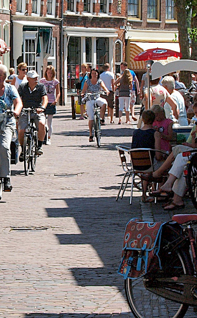 Cycling in the center of Oudewater. Photo via Flickr:zoetnet