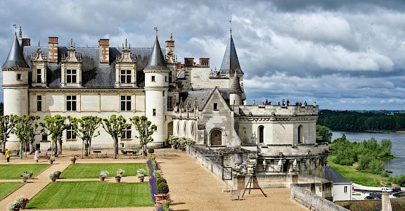 Château d'Amboise overlooking the Loire River. pexels@jeanpaulwettstein