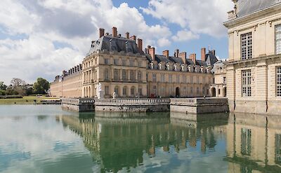 Ch&acirc;teau de Fontainebleau reflected in the water. pixabay:aurele17
