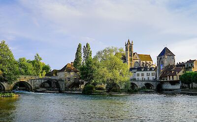 Ch&acirc;teau and riverside scenery in Moret-sur-Loing. pixabay:tonyknight