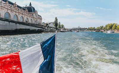 Cruising along the Seine. Pixabay:pedroprovazio