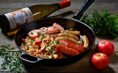 Pinot Gris with sausage & sauerkraut in Alsace, France. Flickr:Nigab Pressbilder