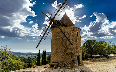 Windmill in Apt, a Luberon Mountain village in France. Flickr:x1klima