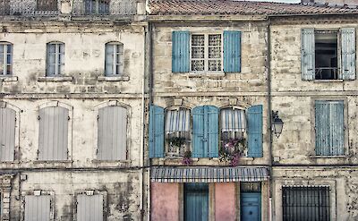 Houses in Arles, France bike boat tours. Unsplash:LoboStudio Hamburg