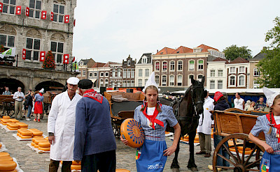 Cheese market "Kaasmarkt" in Gouda. Flickr:bert knottenbeld