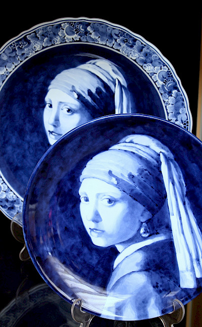 Vermeer's "Girl with a Pearl Earring" in Delft Blue, Delft, Holland. Flickr:bert knottenbeld
