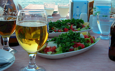 <i>Çoban salata yanında bira</i> in Turkey. CC:Atacameño 
