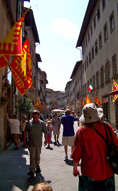 Shopping in Volterra, Tuscany, Italy. Photo via Flickr:Dave & Margie Hill