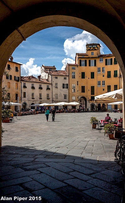 Main square in Lucca, Italy. Flickr:PapaPiper