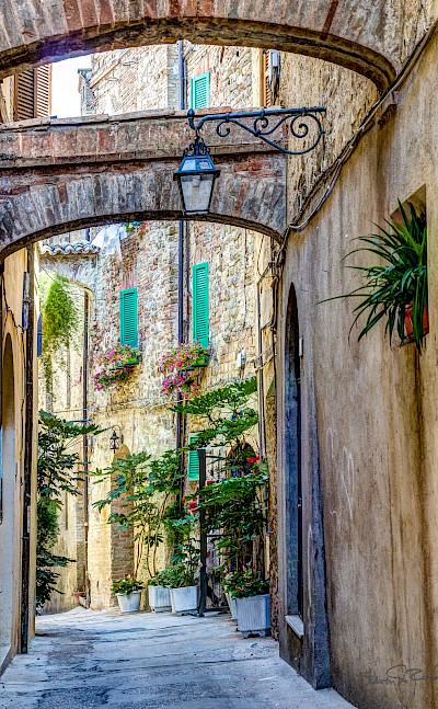 Alleyway in Umbria, Italy. Flickr:Steven dosRemedios